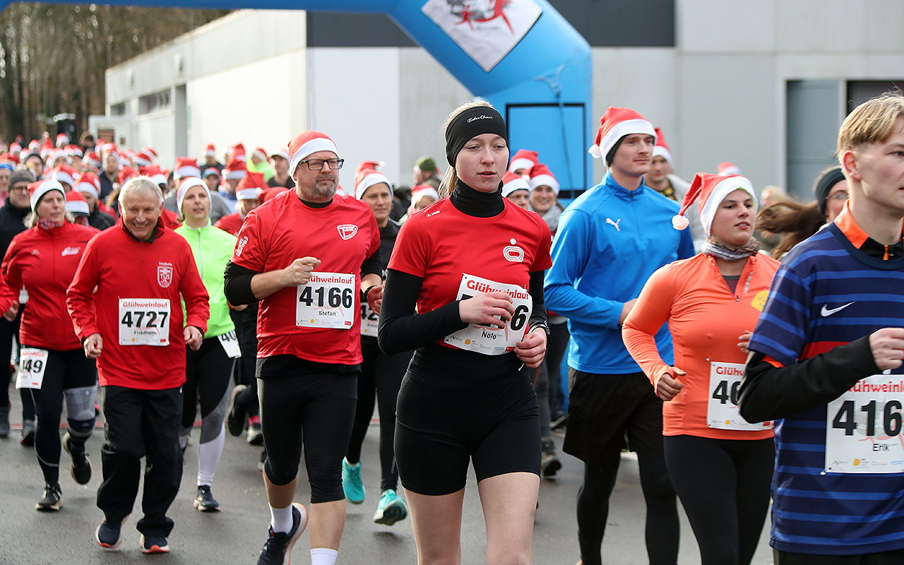 /2025/11/29-11-2025-gluehweinlauf-Mhagen-009.JPG