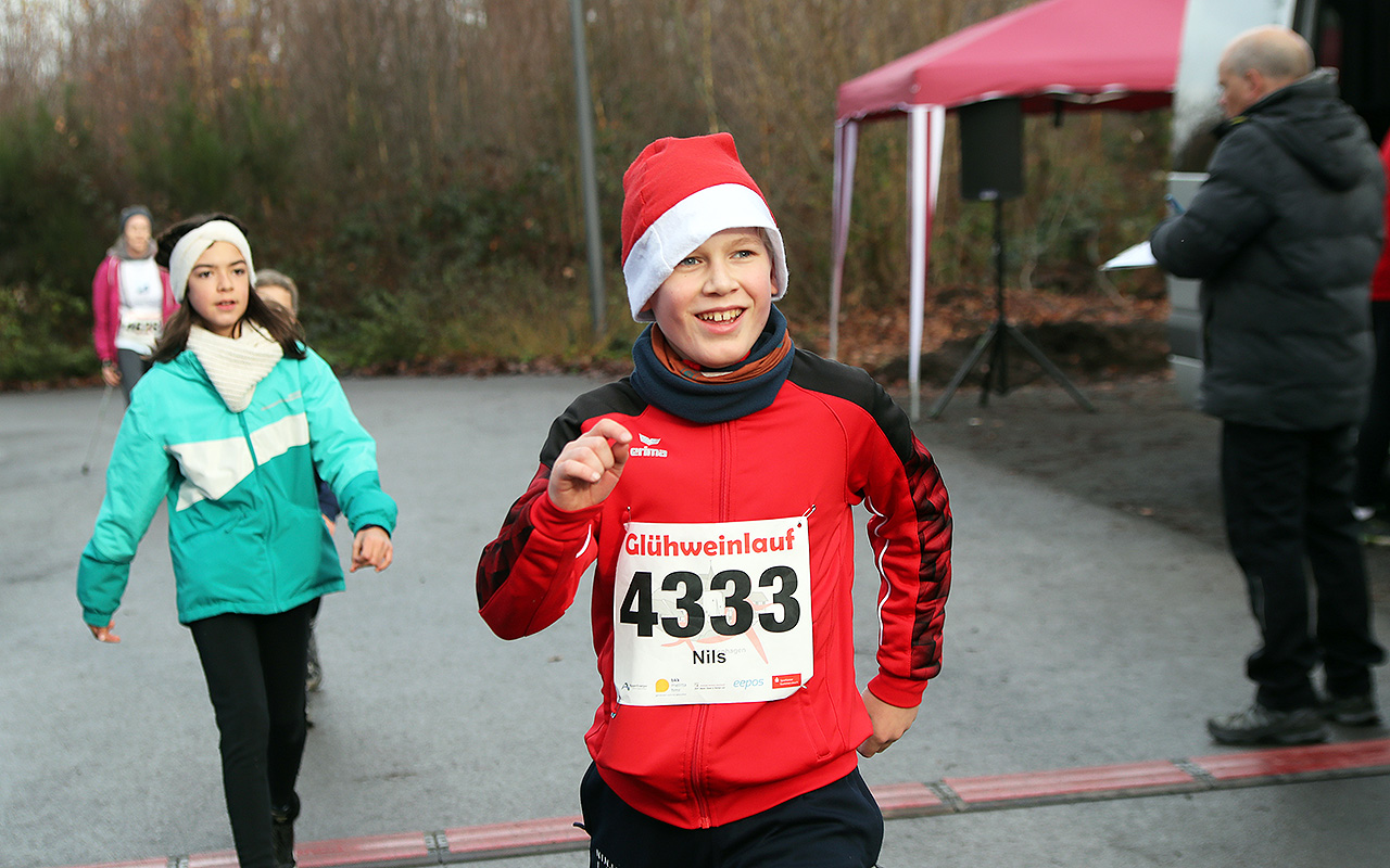 /2025/11/29-11-2025-gluehweinlauf-Mhagen-036.JPG