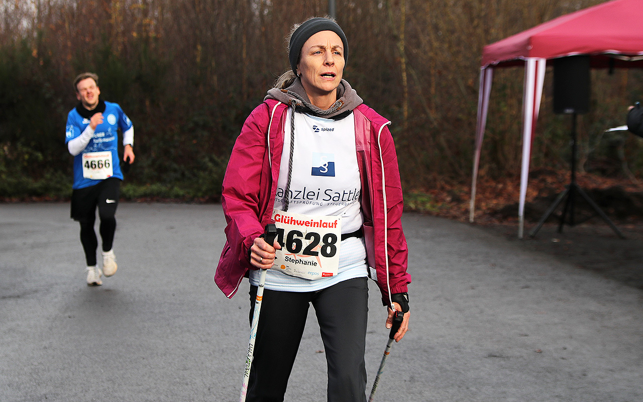 /2025/11/29-11-2025-gluehweinlauf-Mhagen-037.JPG