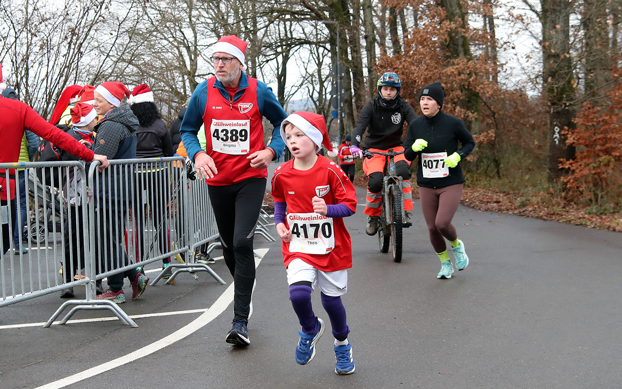 /2025/11/29-11-2025-gluehweinlauf-Mhagen-056.JPG
