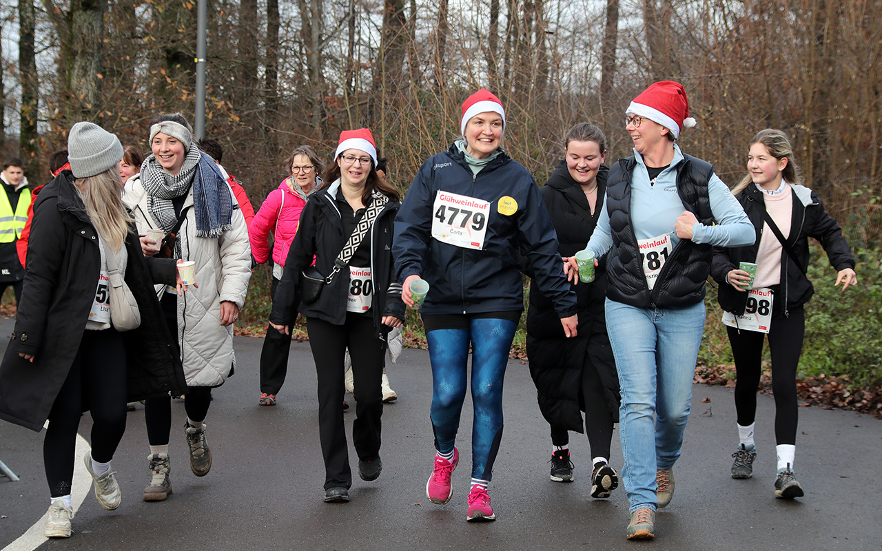 /2025/11/29-11-2025-gluehweinlauf-Mhagen-078.JPG