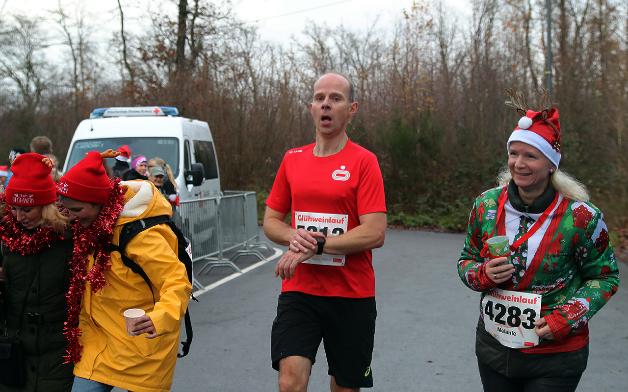 /2025/11/29-11-2025-gluehweinlauf-Mhagen-097.JPG