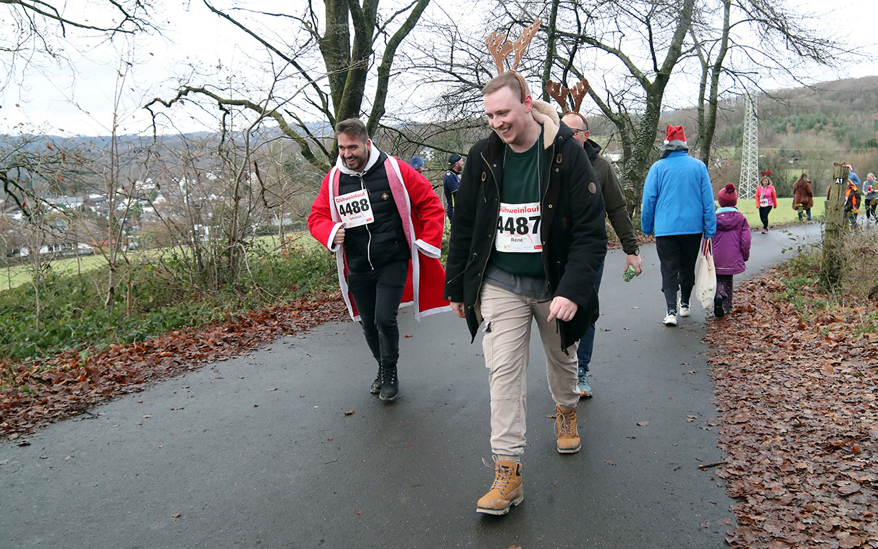 /2025/11/29-11-2025-gluehweinlauf-Mhagen-109.JPG